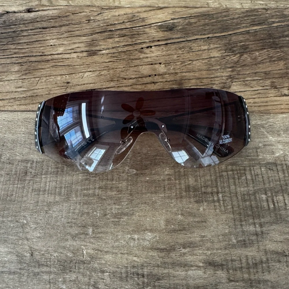 NEW PrettyLittleThing Brown Y2K Curved Visor Glasses - Picture 6 of 10